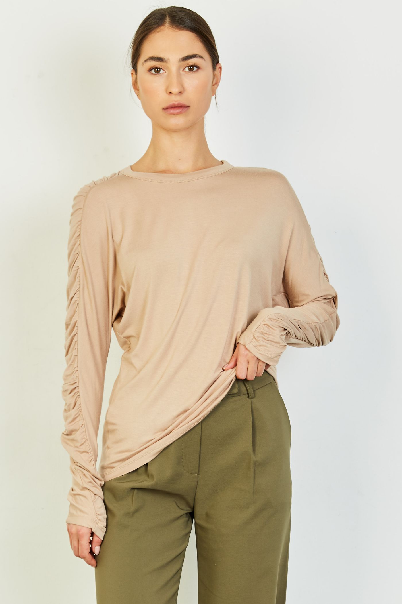 חולצה בשילוב כיווצים בשרוול - ITAY BRANDS