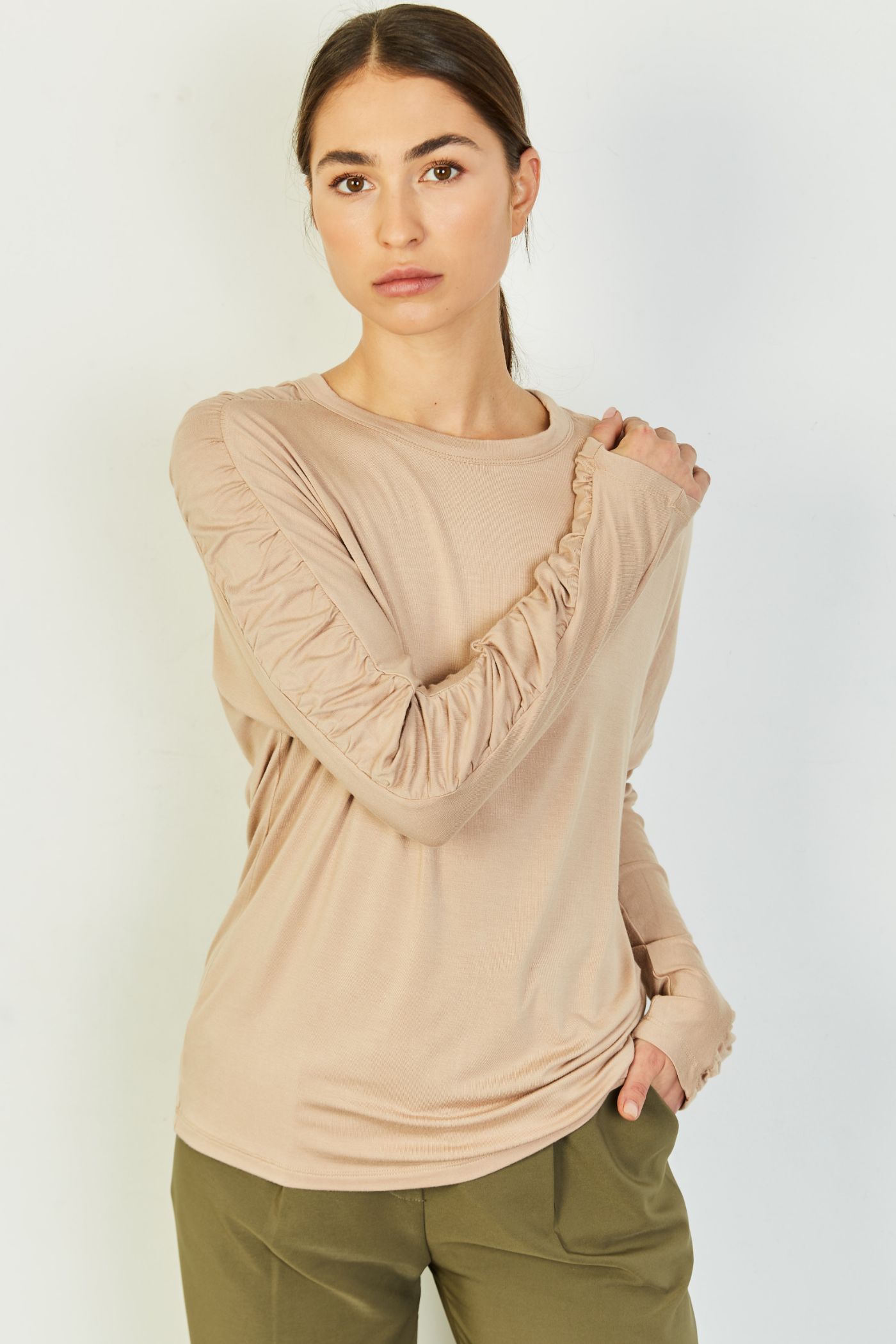 חולצה בשילוב כיווצים בשרוול - ITAY BRANDS