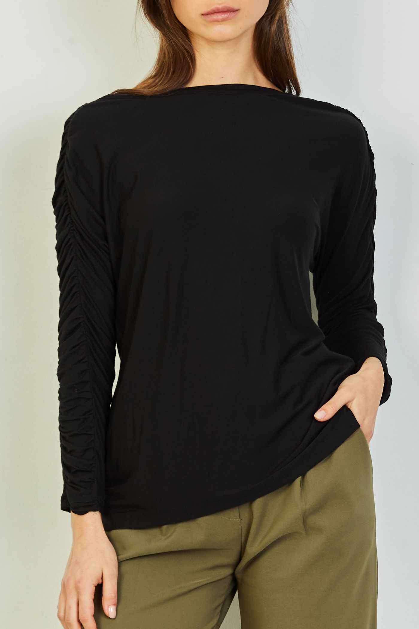 חולצה בשילוב כיווצים בשרוול - ITAY BRANDS