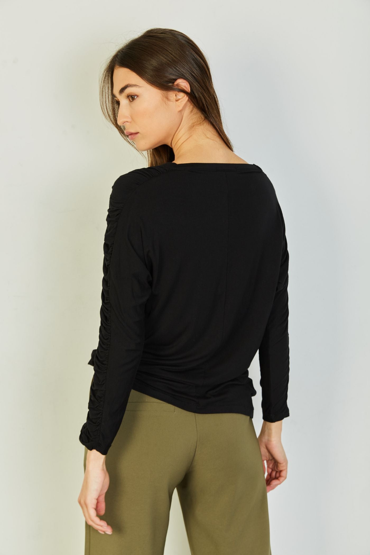 חולצה בשילוב כיווצים בשרוול - ITAY BRANDS