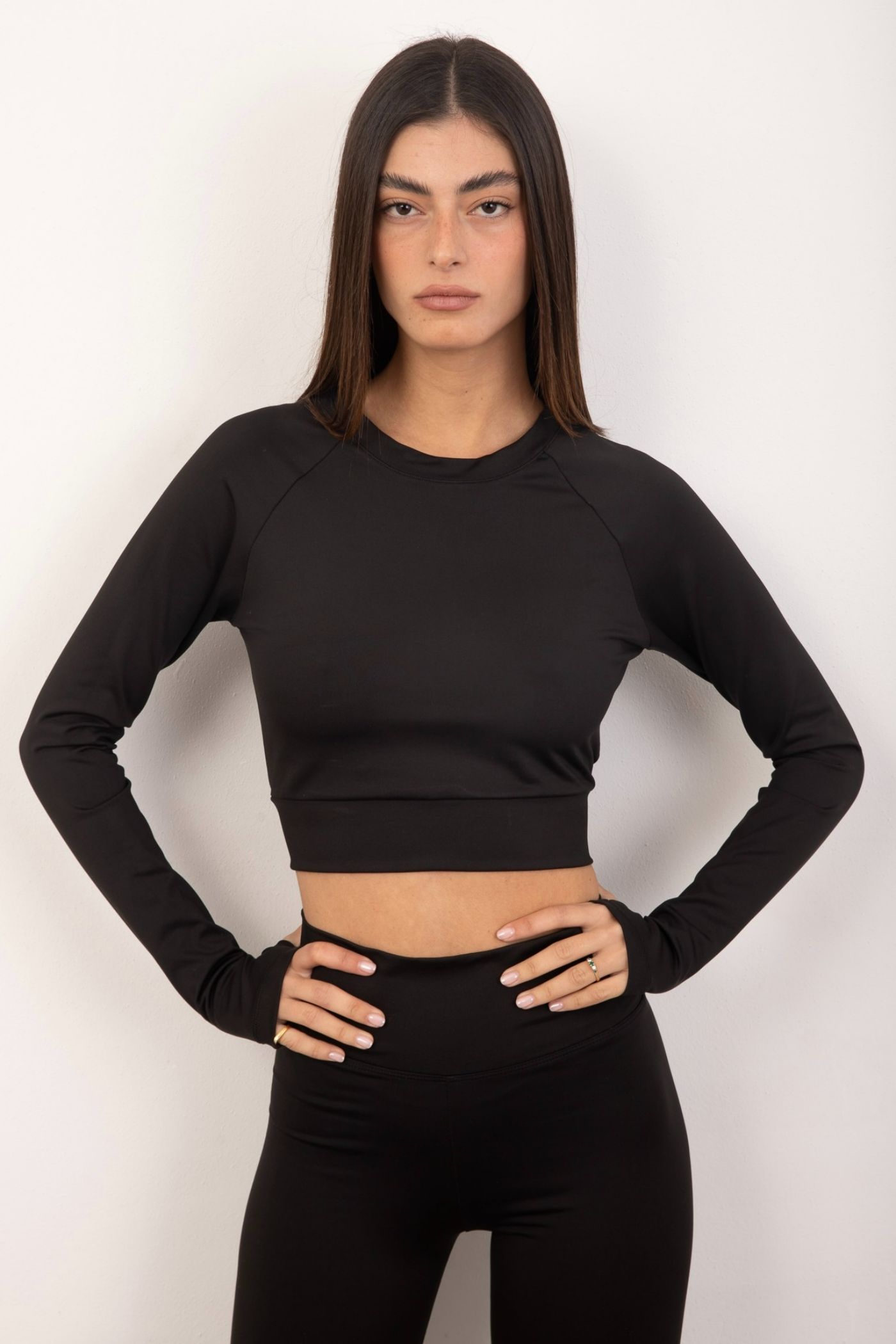 חולצת קרופ לייקרה עם שרוול כפפה - ITAY BRANDS