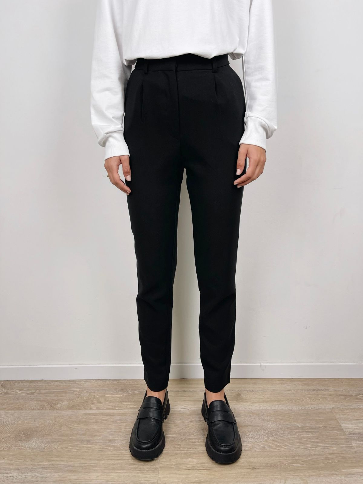 מכנסיים מחויטים בגזרה ישרה