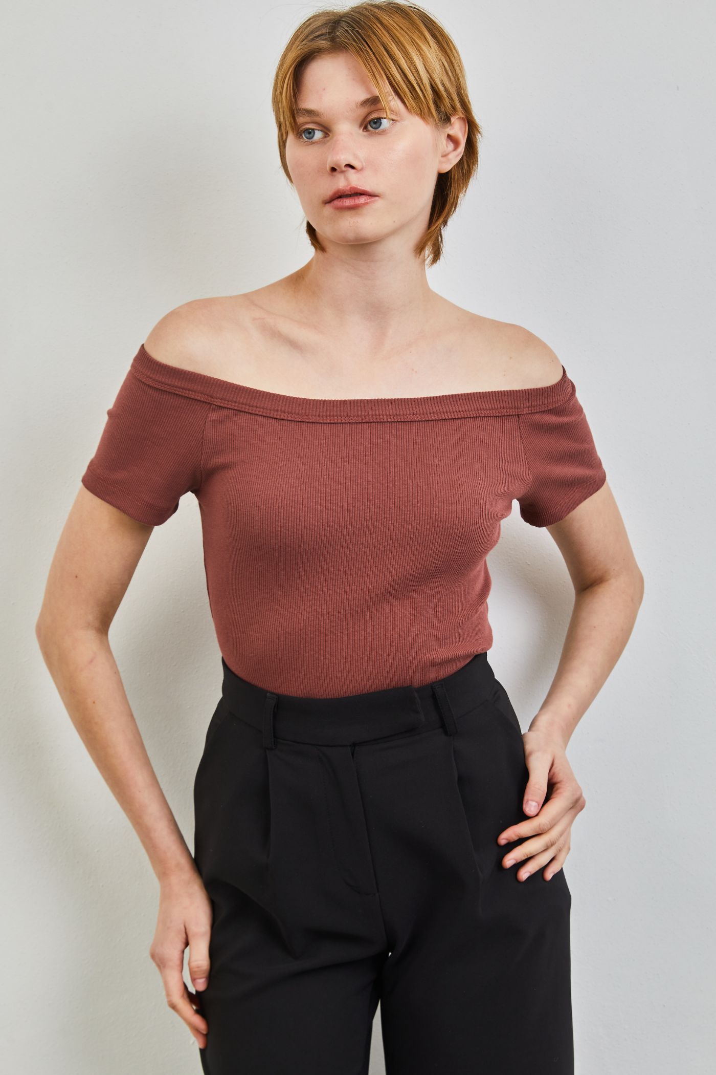 חולצת אוף שולדרס קצרה - ITAY BRANDS