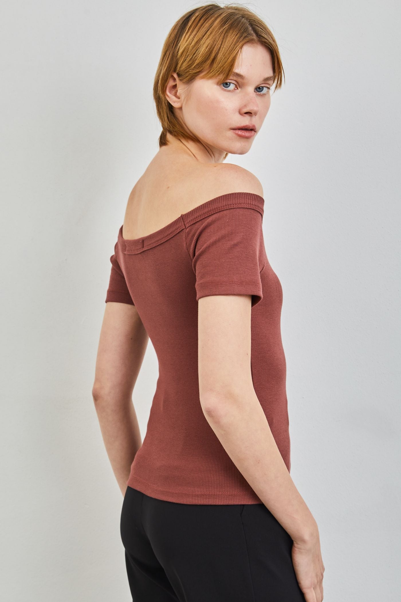 חולצת אוף שולדרס קצרה - ITAY BRANDS