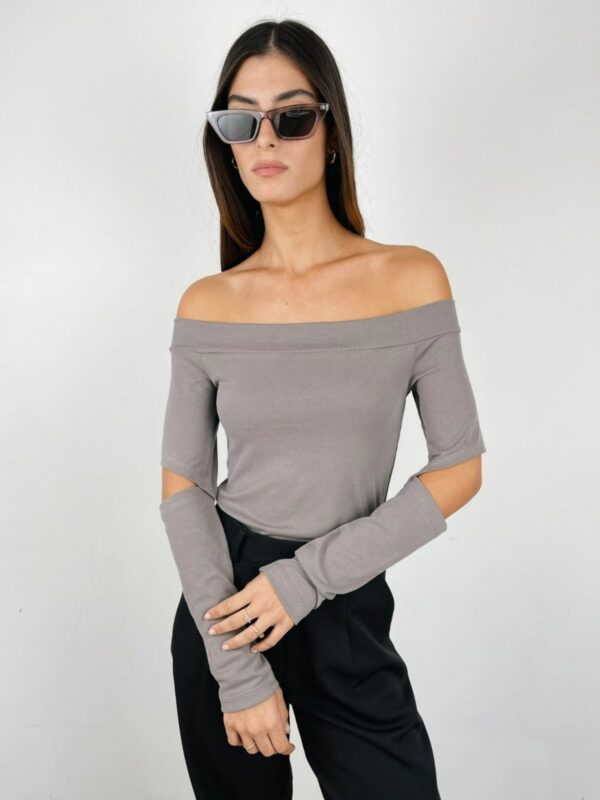 חולצת אוף שולדרס עם פתחים - ITAY BRANDS