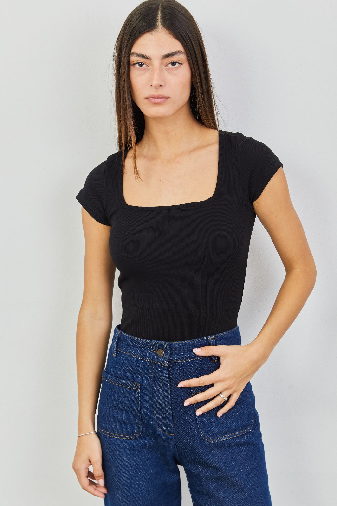 חולצה קצרה עם מחשוף מרובע - ITAY BRANDS