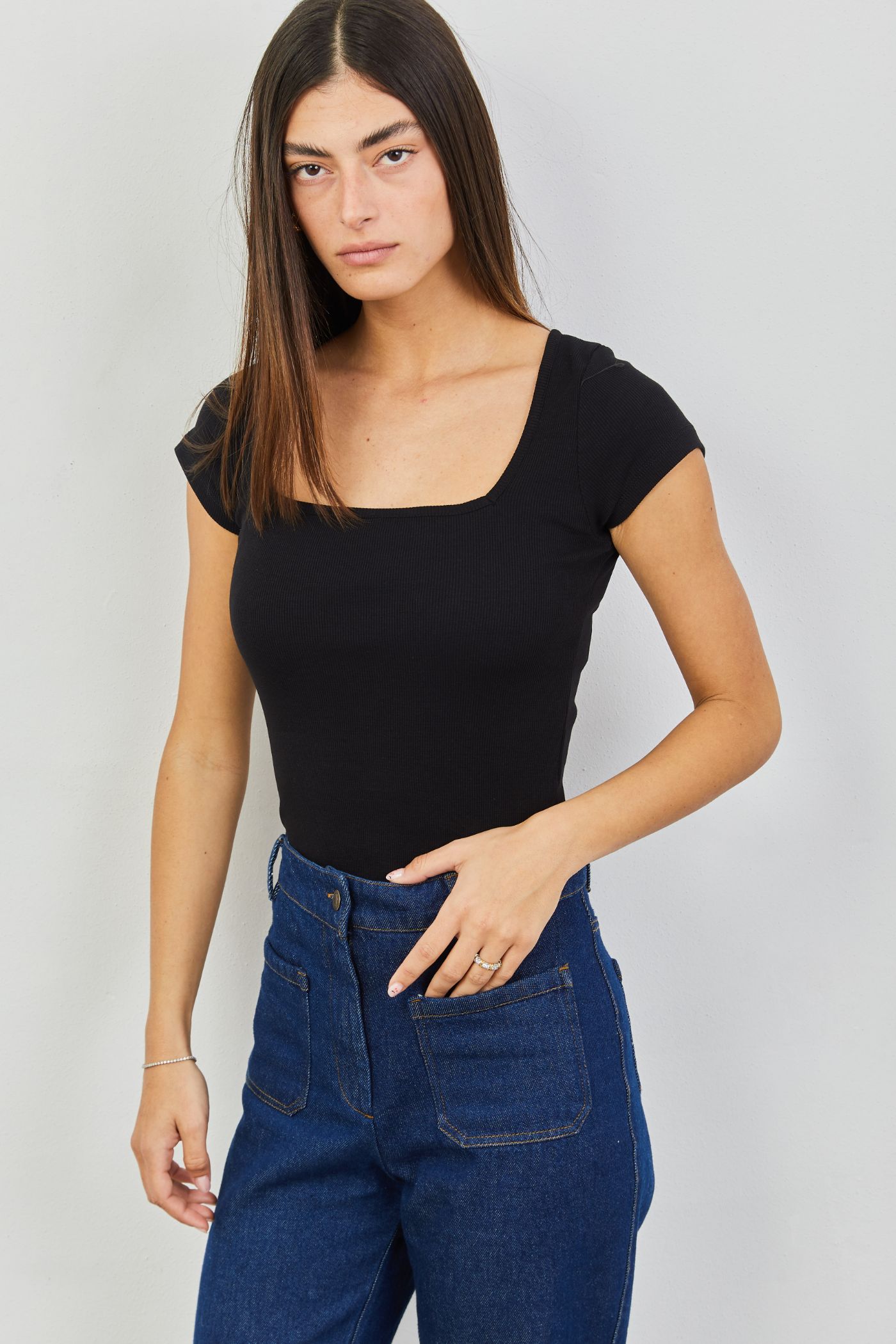 חולצה קצרה עם מחשוף מרובע - ITAY BRANDS