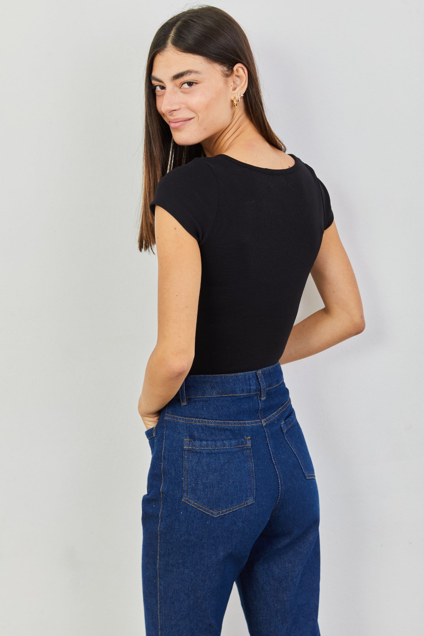 חולצה קצרה עם מחשוף מרובע - ITAY BRANDS