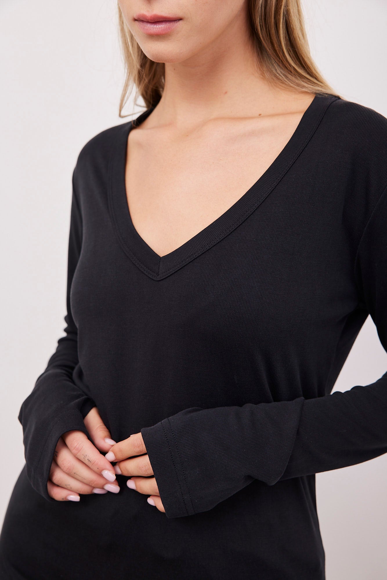 חולצת וי מבד מודל עם שרוול כפפה - ITAY BRANDS