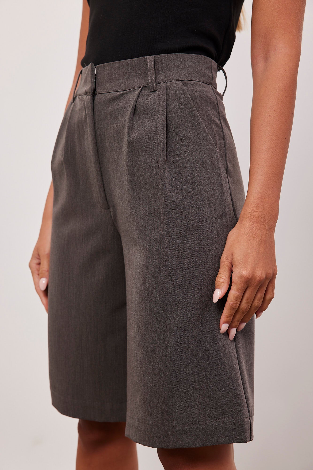 מכנסיים מחויטים באורך הברך - ITAY BRANDS