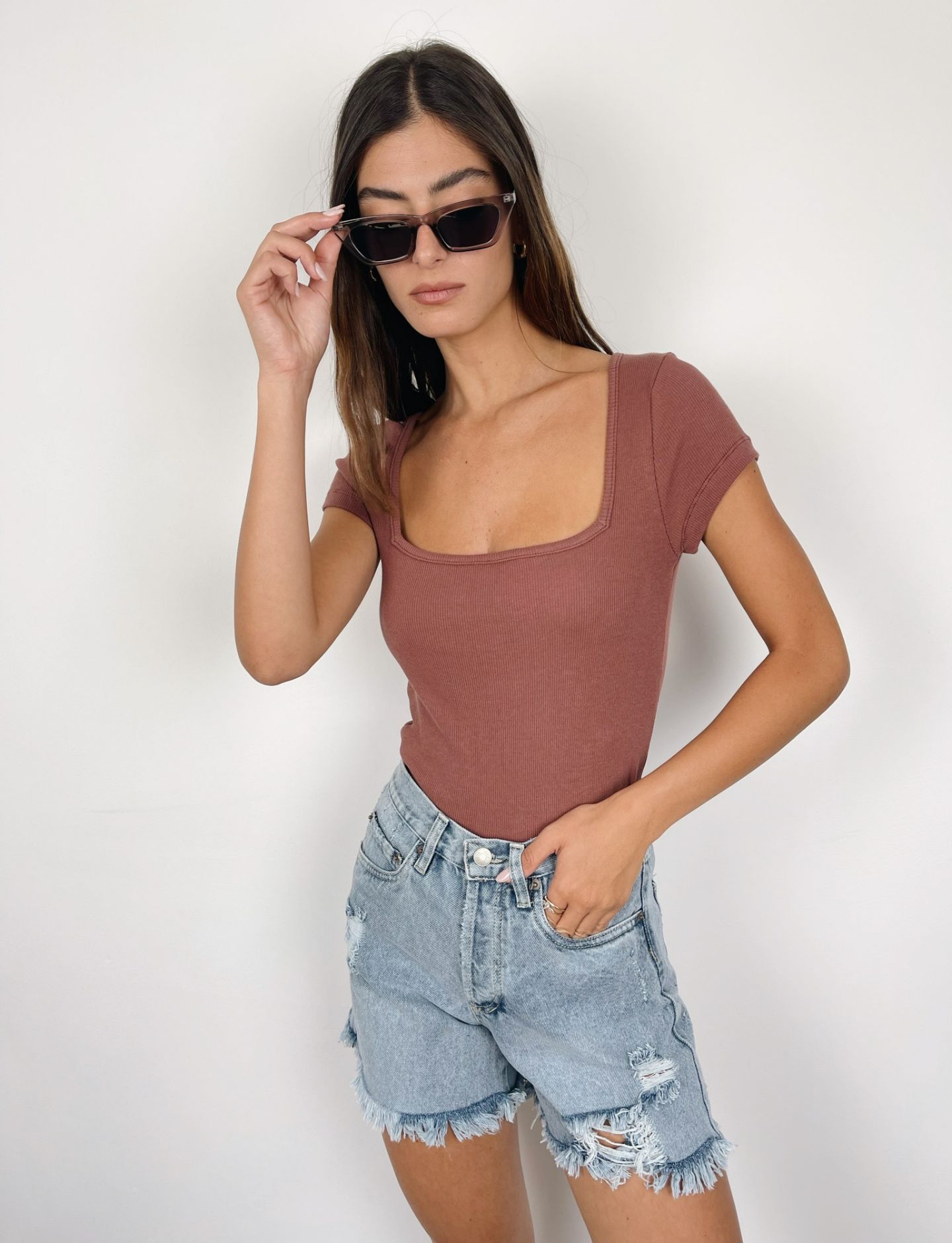 חולצת טי מחשוף מרובע - ITAY BRANDS