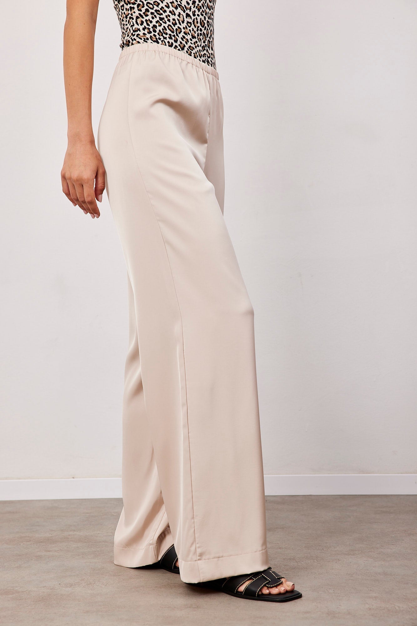 מכנסיים במראה סאטן - ITAY BRANDS