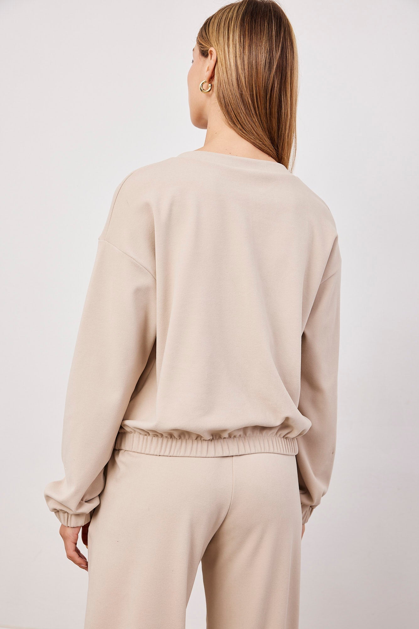 סווטשירט וי עם כיווץ וגומי בסיומת - ITAY BRANDS