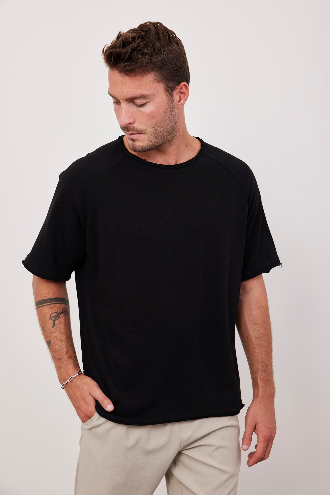 טי-שרט בסיומת גזורה