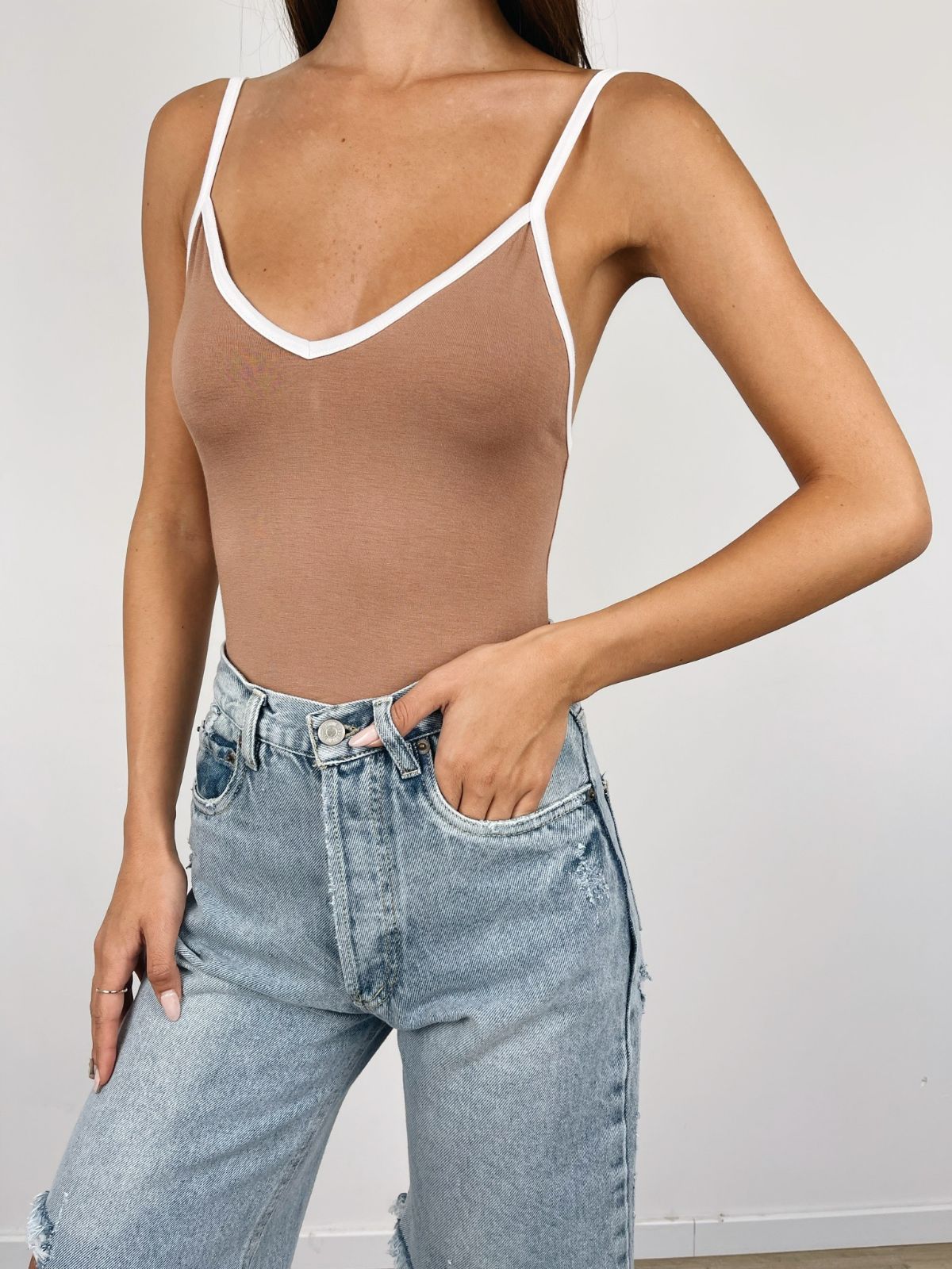 גופיית וי קולור בלוק - ITAY BRANDS