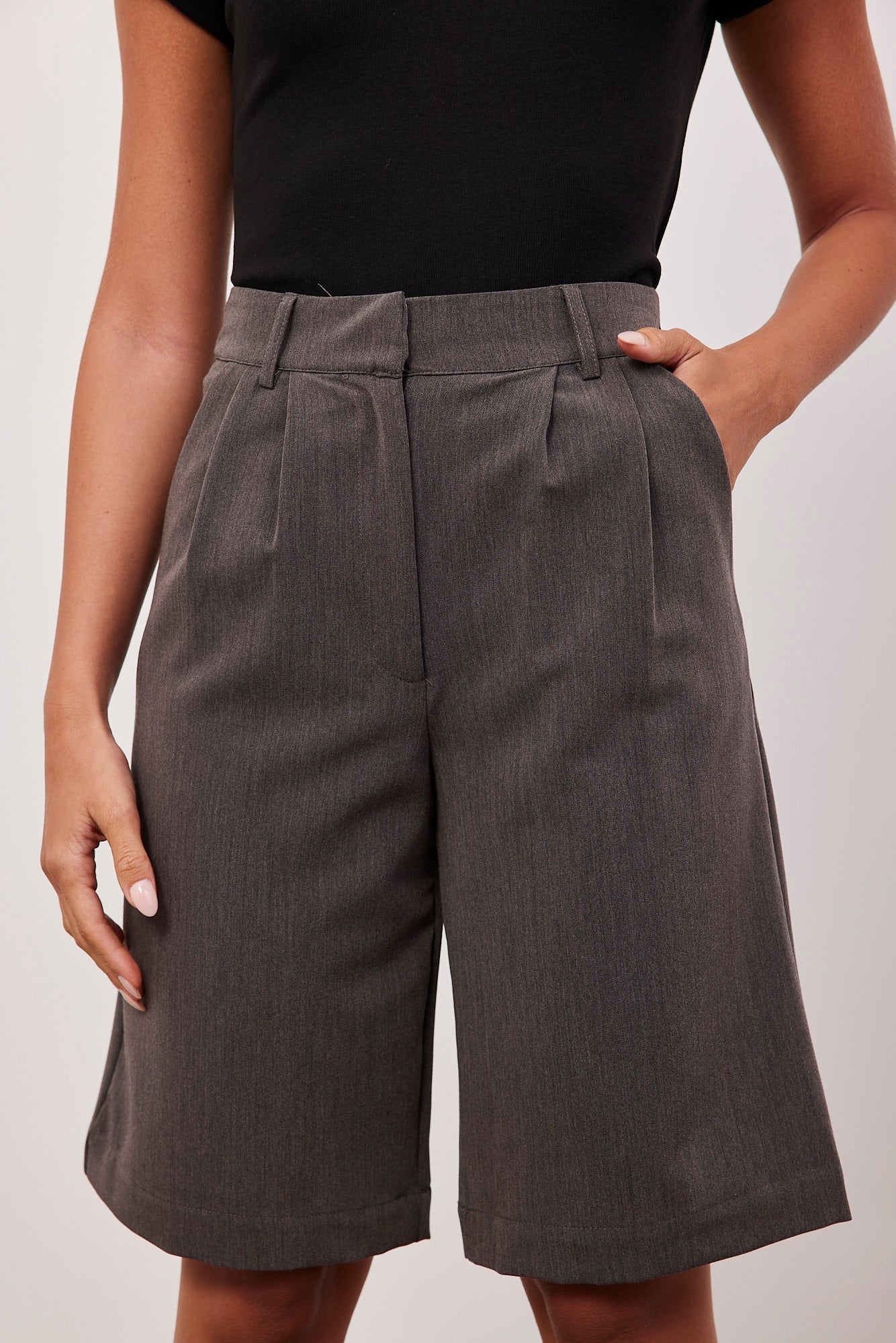 מכנסיים מחויטים באורך הברך - ITAY BRANDS