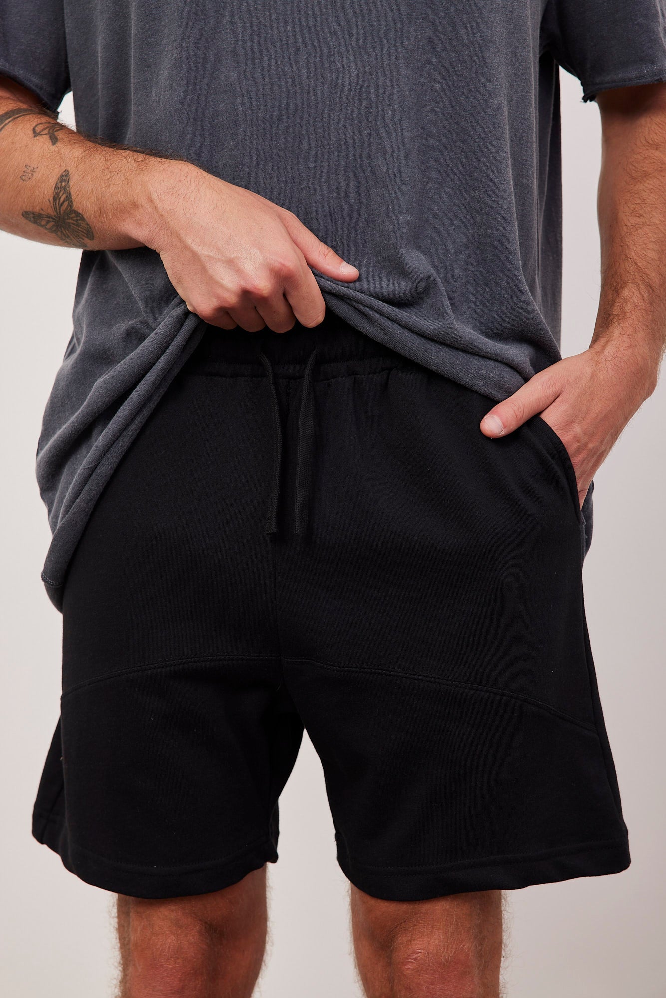 שורט קצר עם תיפור בולט - ITAY BRANDS