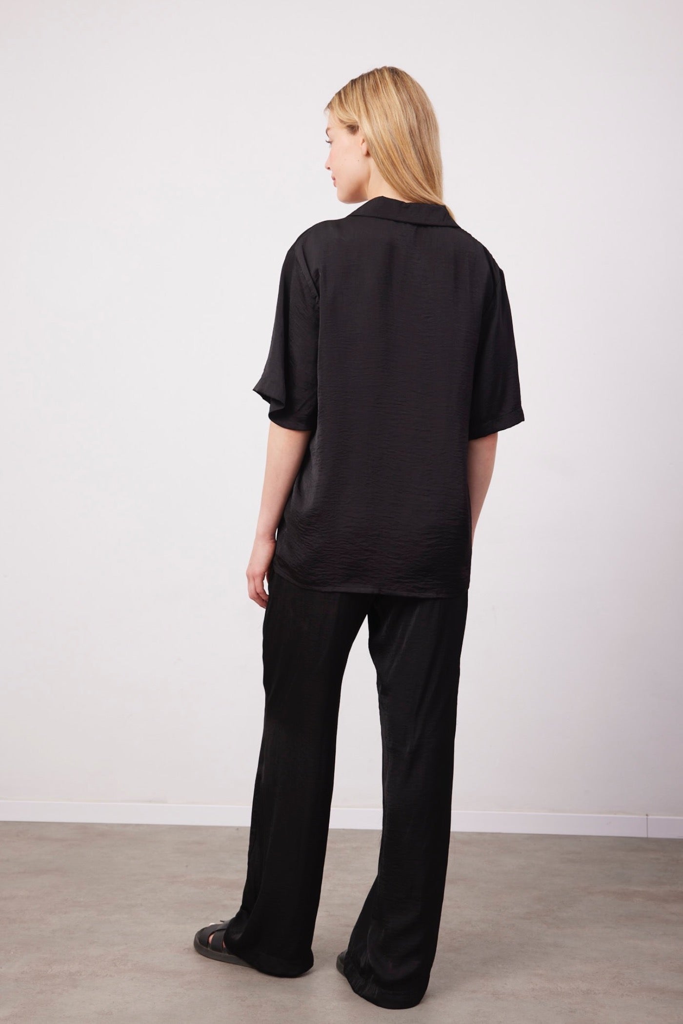 חליפה מכופתרת במראה סאטן - ITAY BRANDS