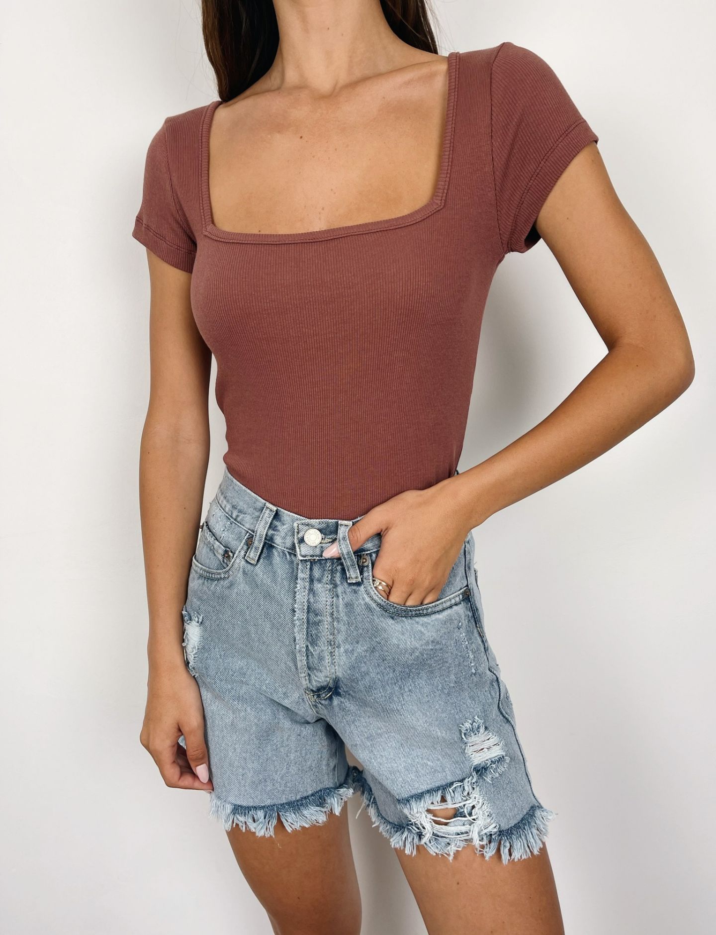 חולצת טי מחשוף מרובע - ITAY BRANDS