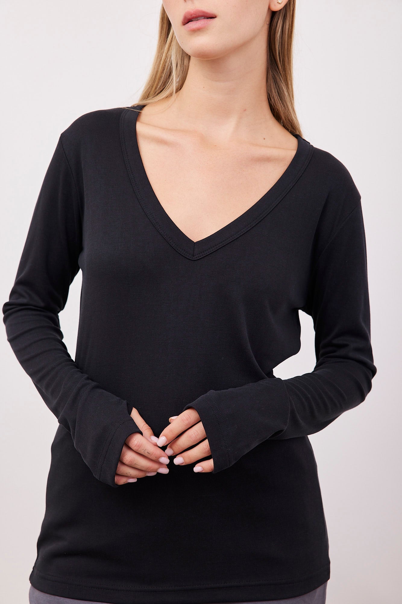 חולצת וי מבד מודל עם שרוול כפפה - ITAY BRANDS