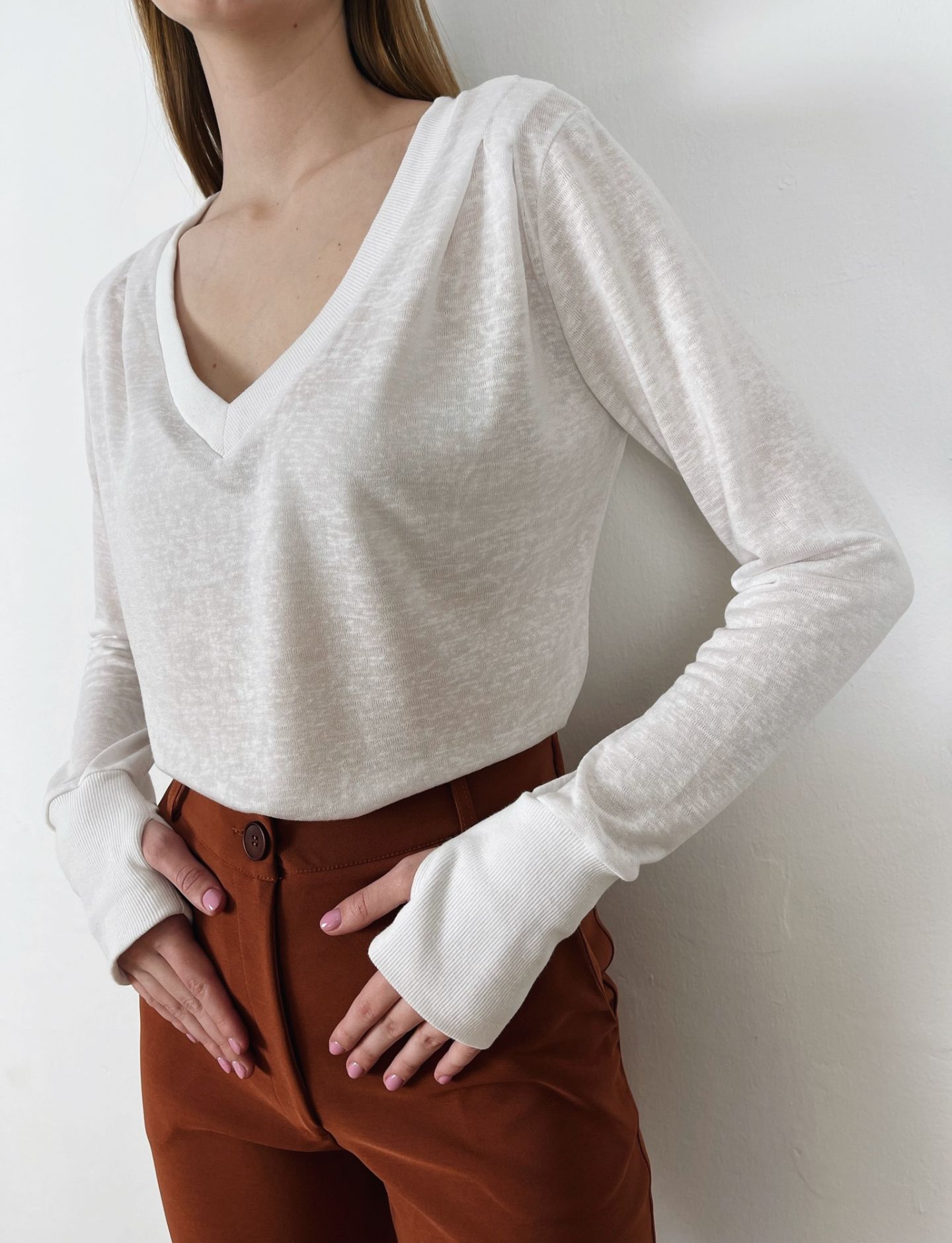 חולצת וי כיווצים בכתפיים ושרוול כפפה