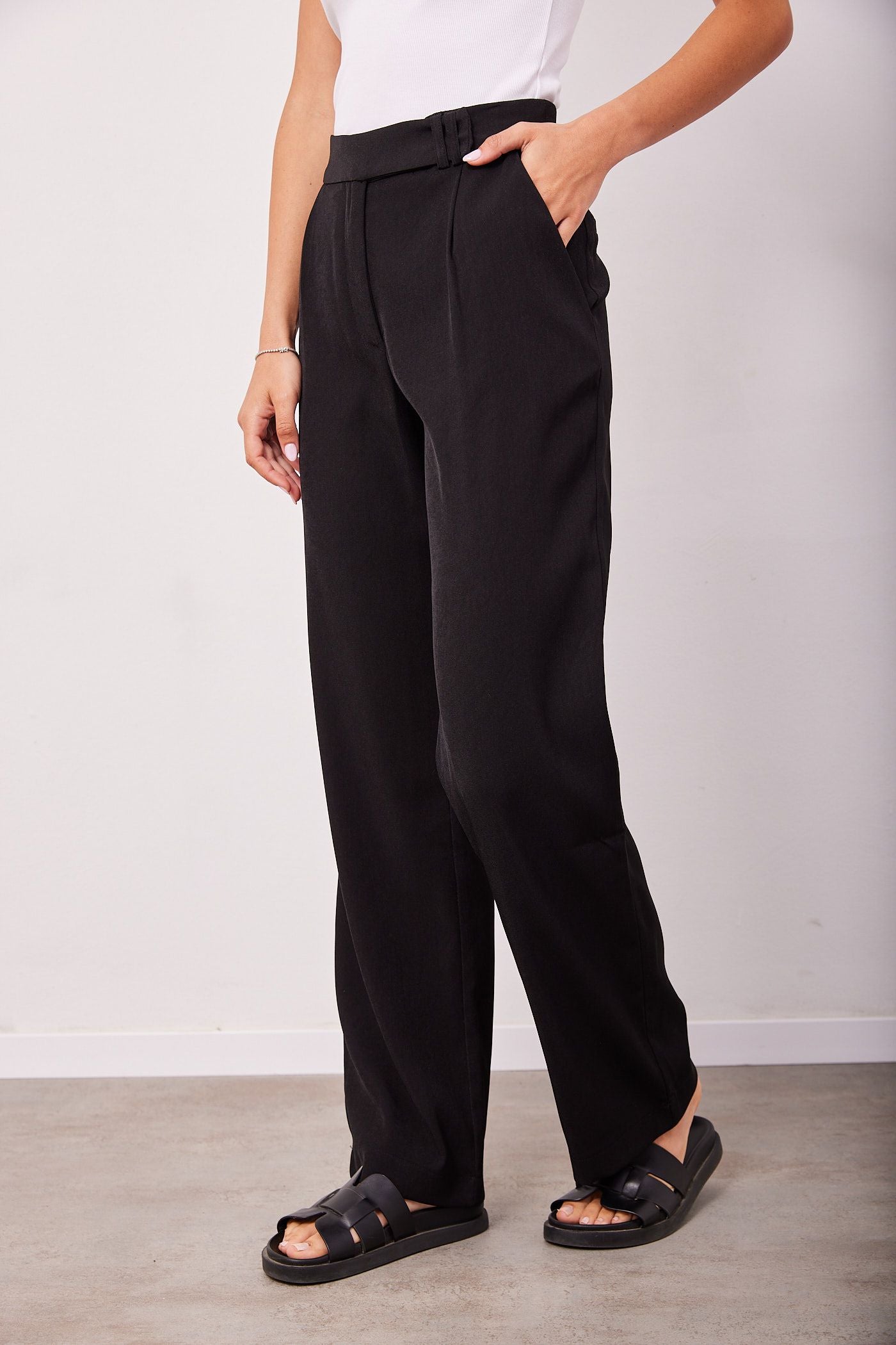 מכנסיים מחויטים בגזרה מתרחבת - ITAY BRANDS