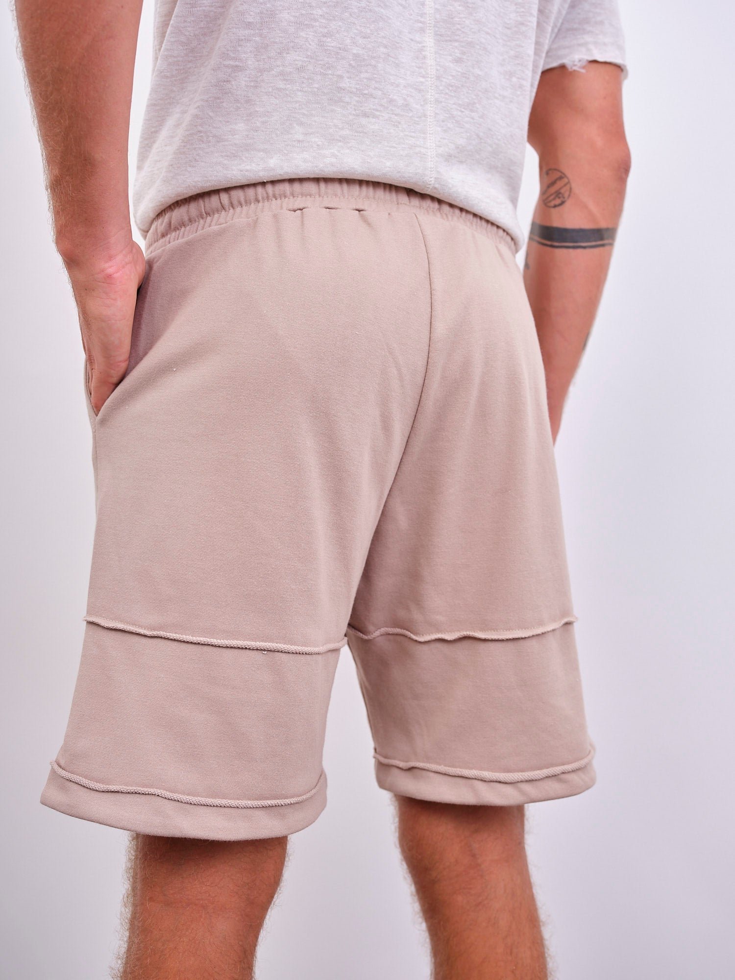 מכנסיים קצרים עם תיפורים מובלטים - ITAY BRANDS