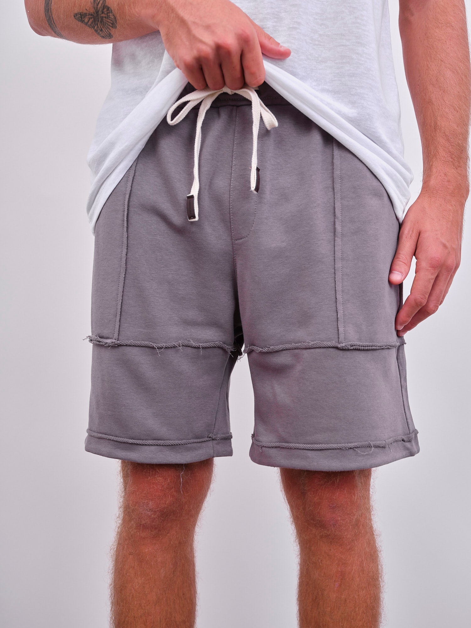 מכנסיים קצרים עם תיפורים מובלטים - ITAY BRANDS