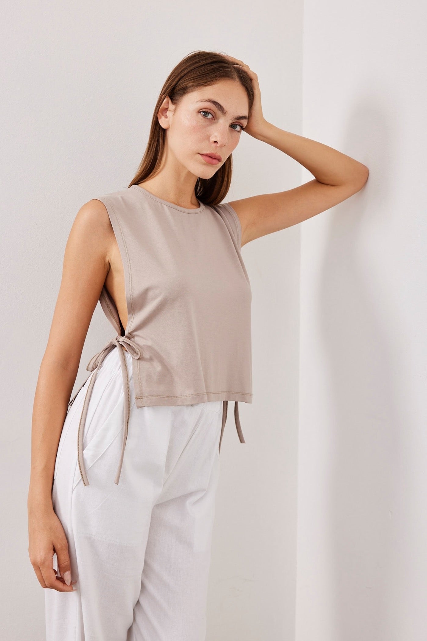 טופ עם קשירה בצדדים - ITAY BRANDS