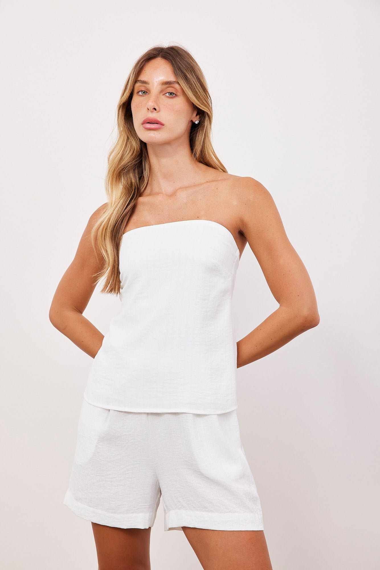 סטרפלס במראה סאטן עם קשירה בגב - ITAY BRANDS