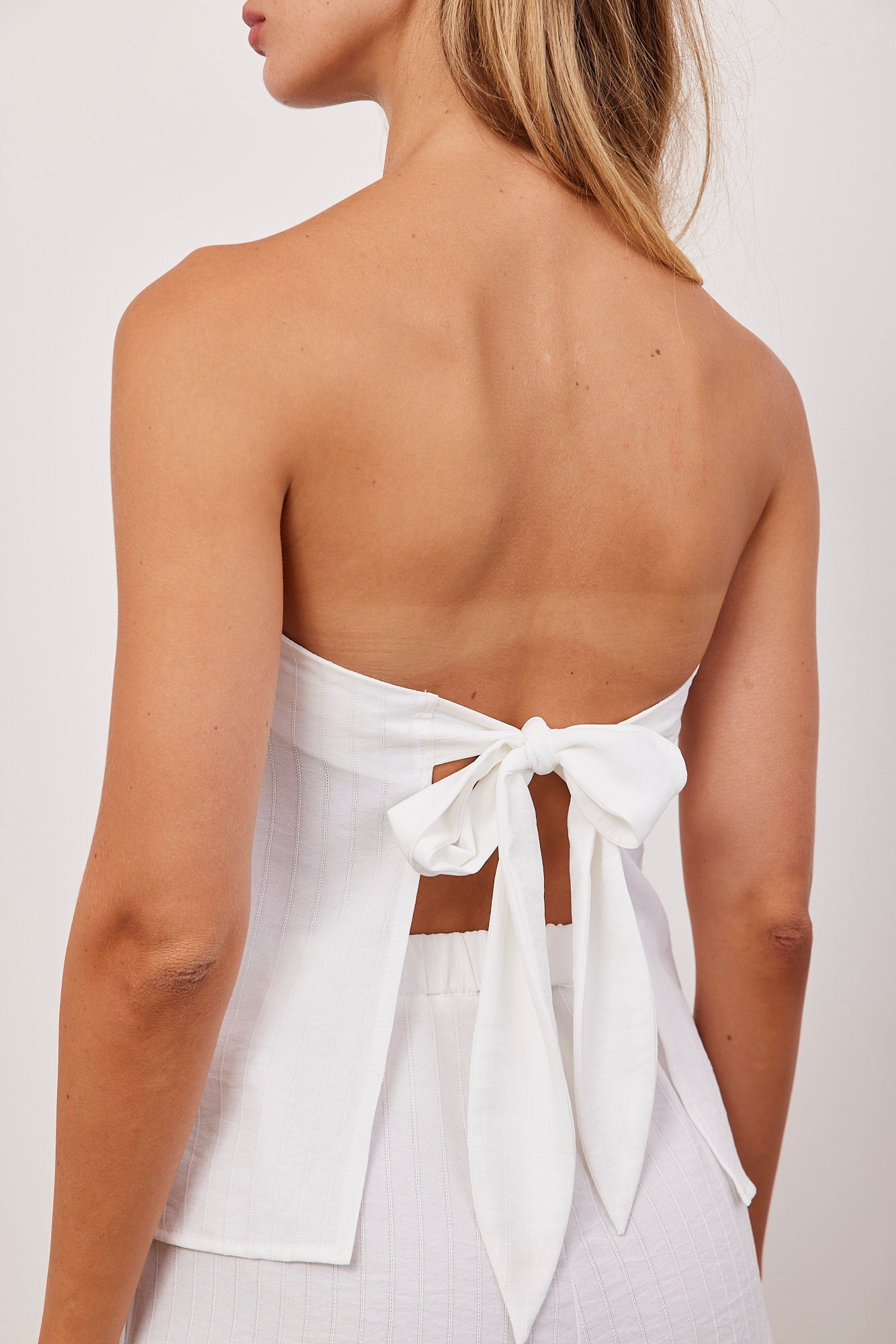 סטרפלס במראה סאטן עם קשירה בגב - ITAY BRANDS