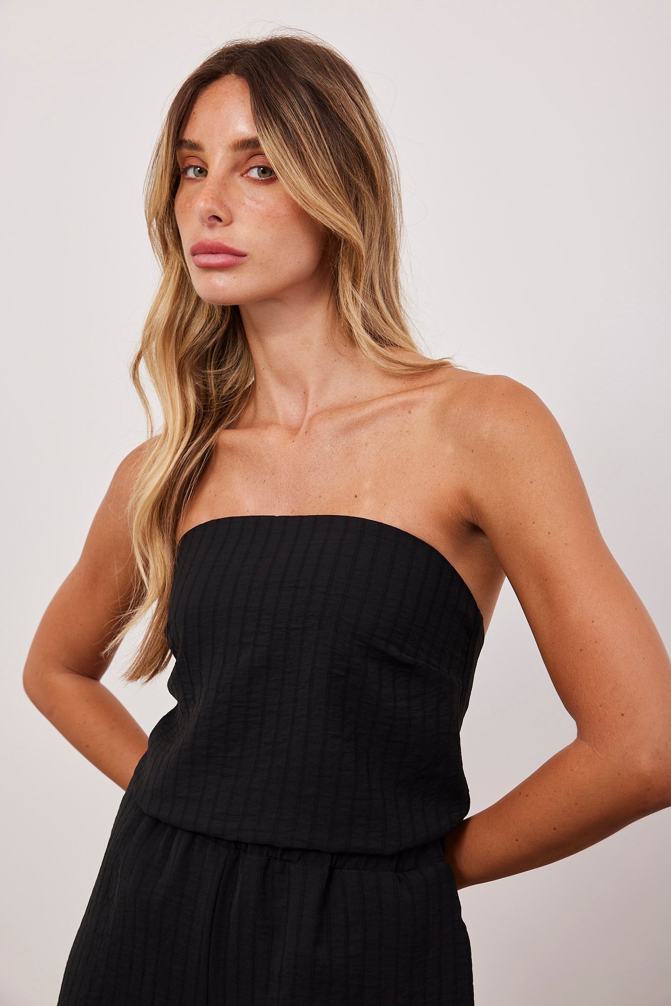 סטרפלס במראה סאטן עם קשירה בגב - ITAY BRANDS