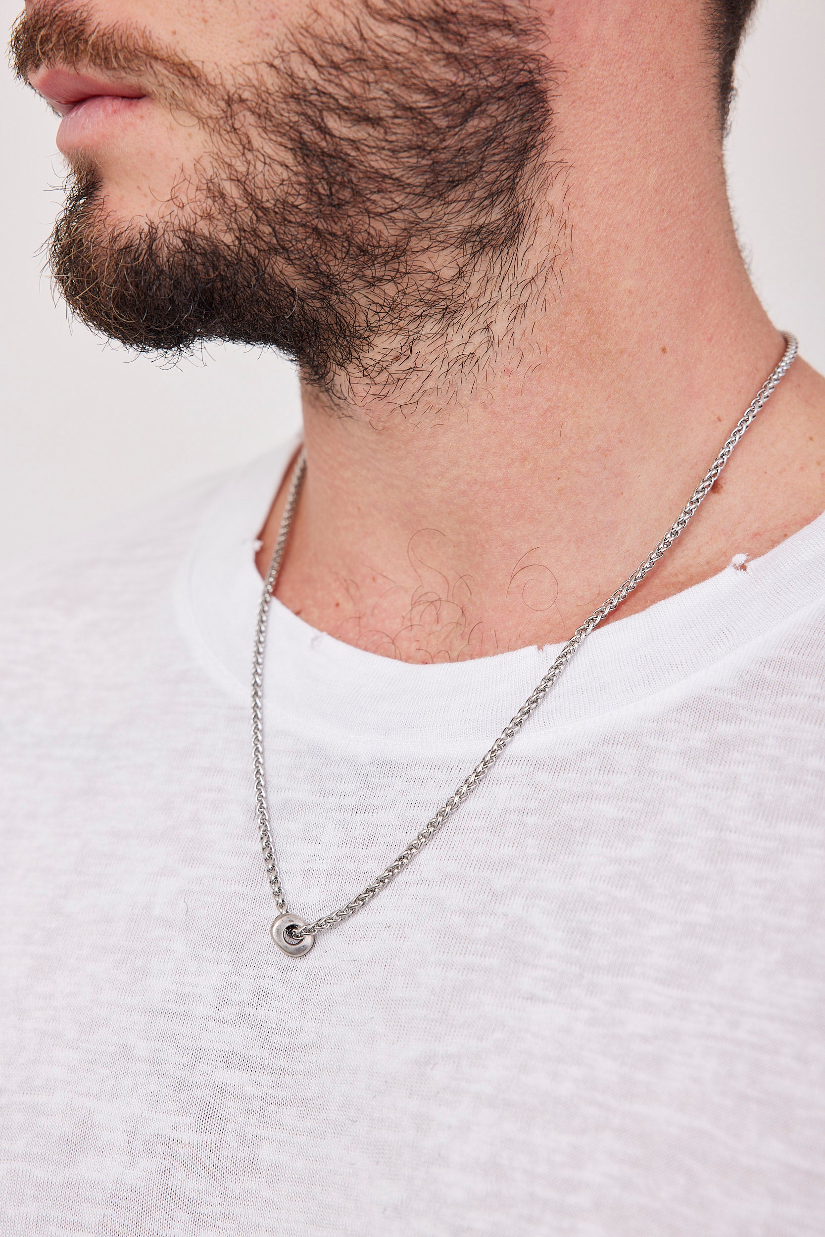 שרשרת סטיינלס עם תליון ממתכת