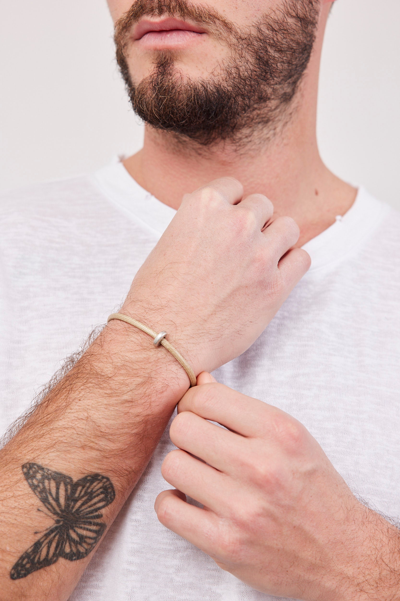 צמיד חבל בהיר בשילוב חרוז מתכת