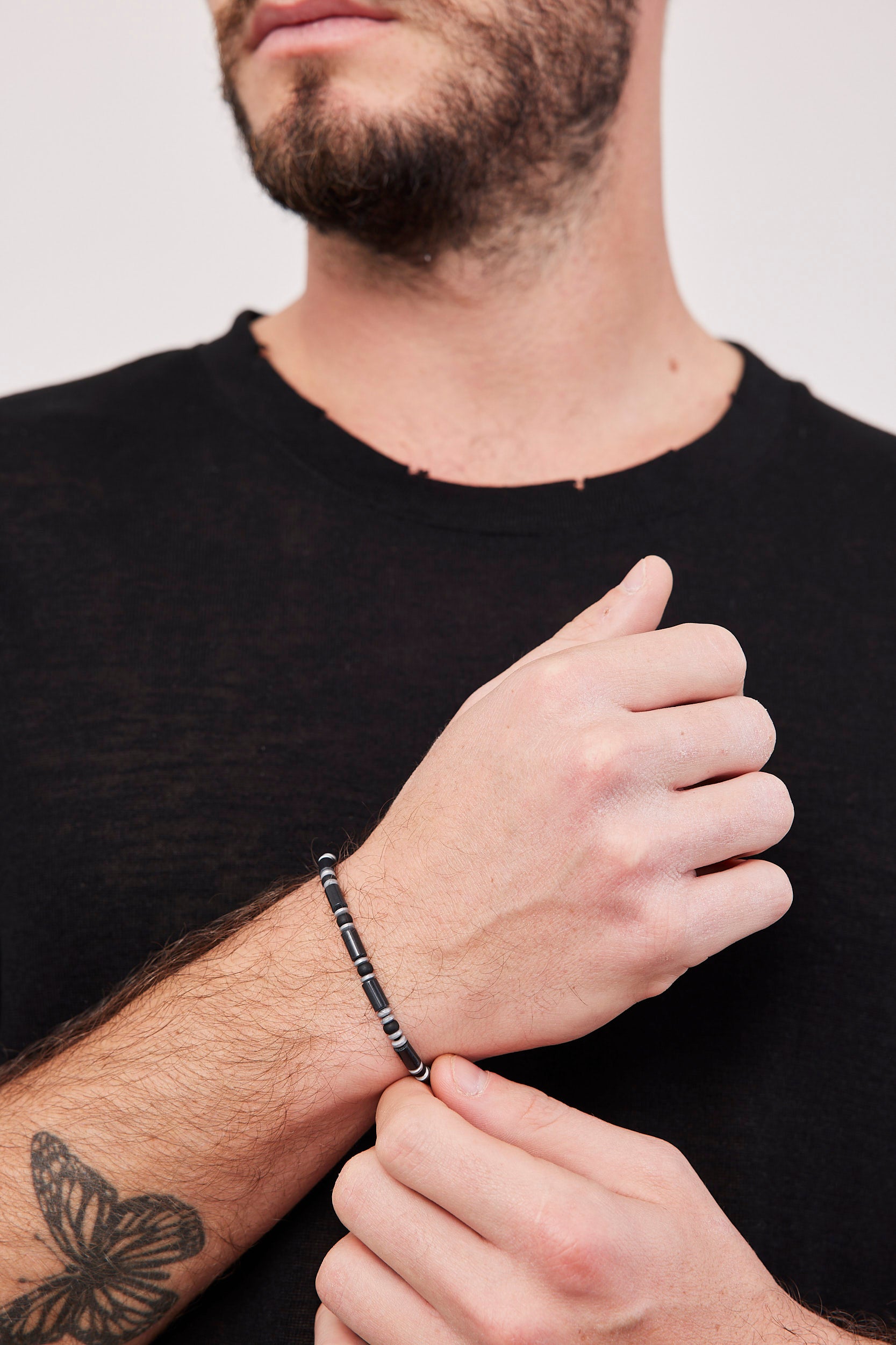 צמיד משולב חרוזים שחורים וכסופים