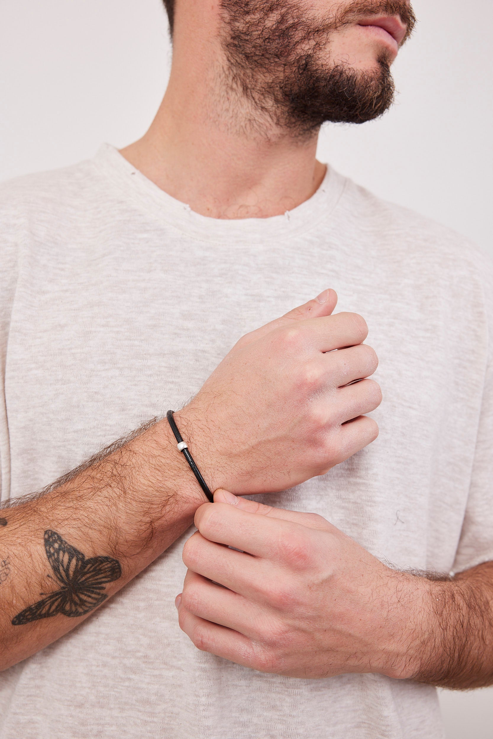 צמיד חבל שחור עם חרוז מתכת