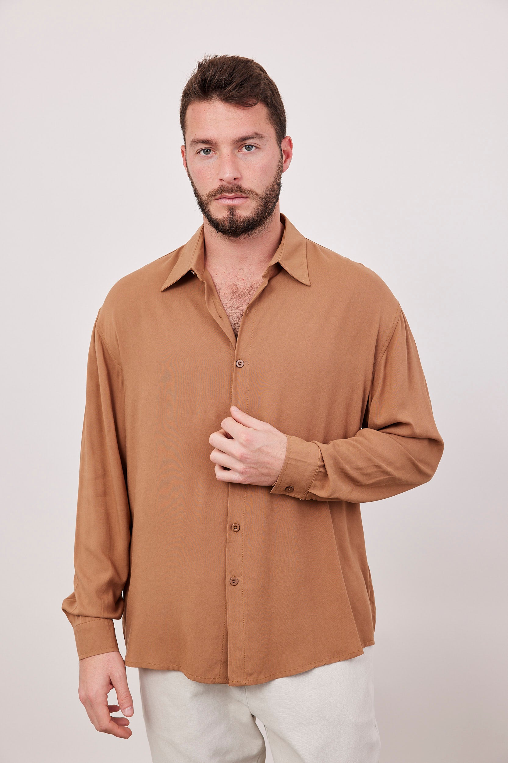 חולצה מכופתרת בייסיק עם צווארון