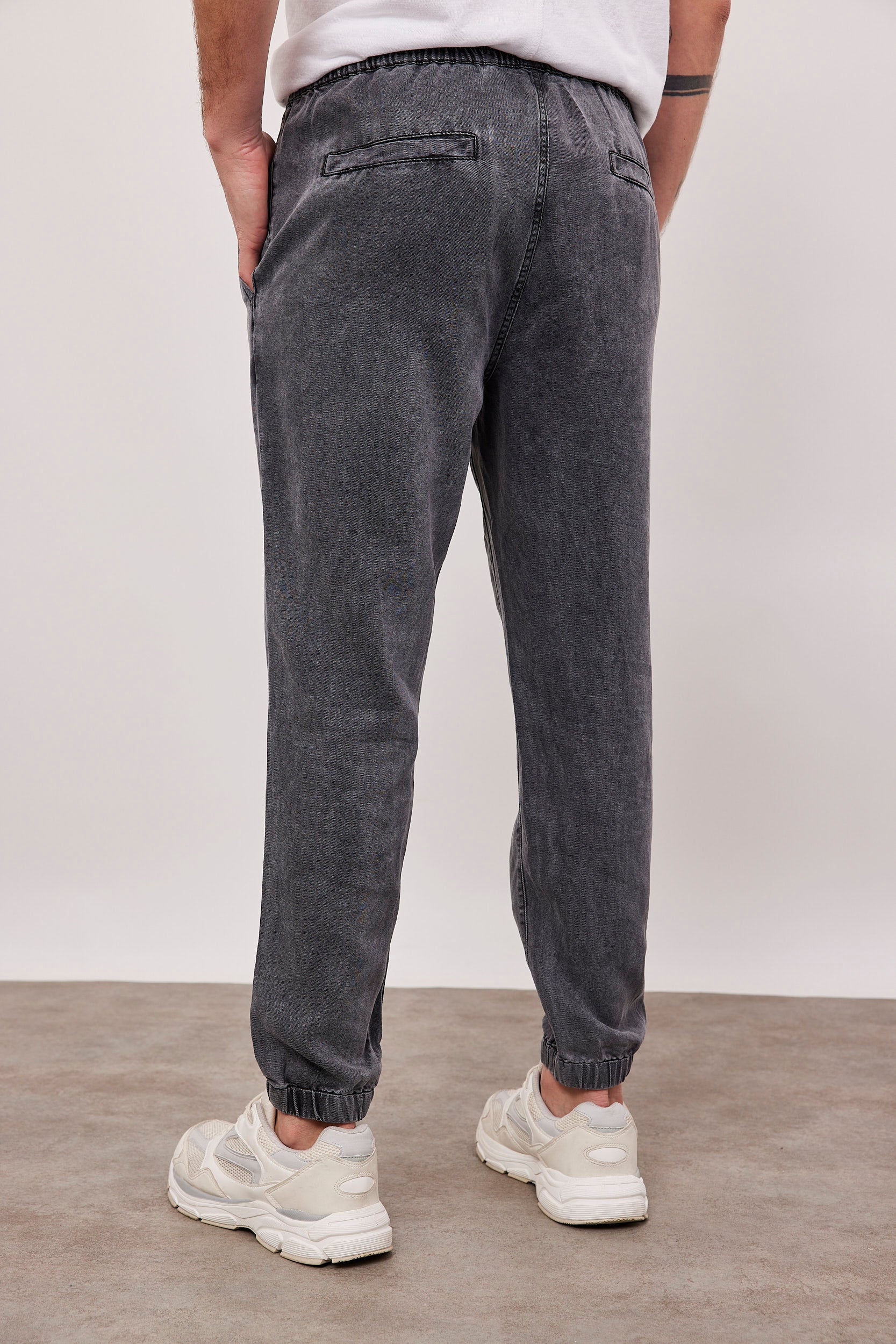 מכנסי ג'ינס בסיומת גומי