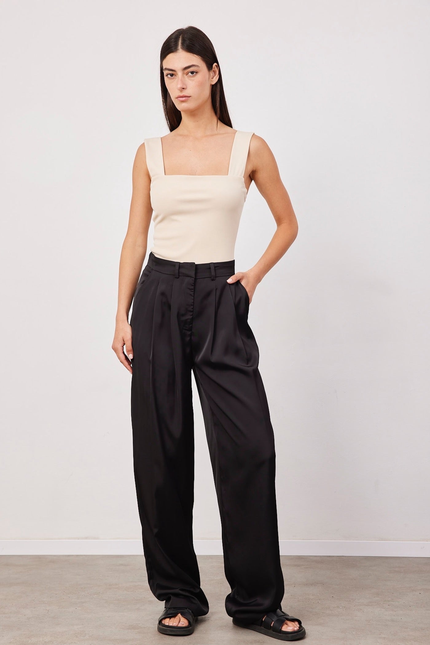 מכנסיים מחויטים במראה סאטן - ITAY BRANDS