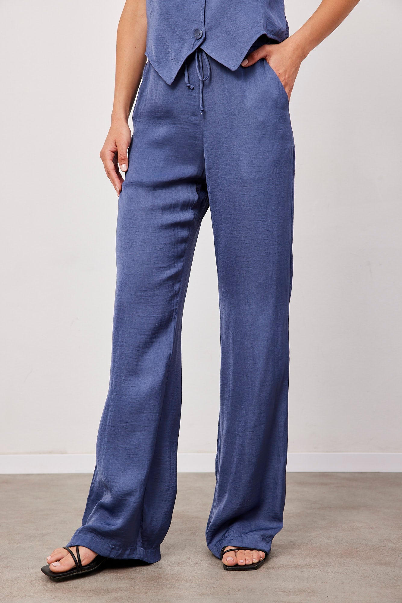 חליפת וסט במראה סאטן - ITAY BRANDS