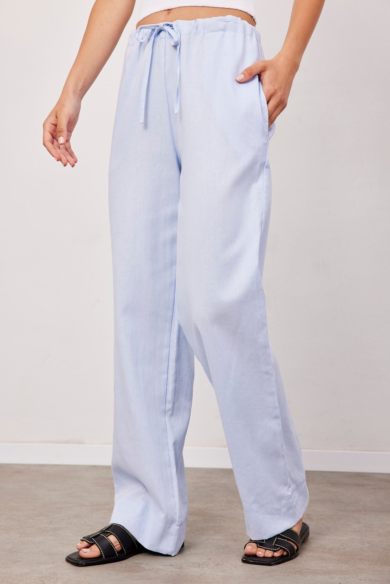 מכנסיים בשילוב פשתן בגזרה רחבה