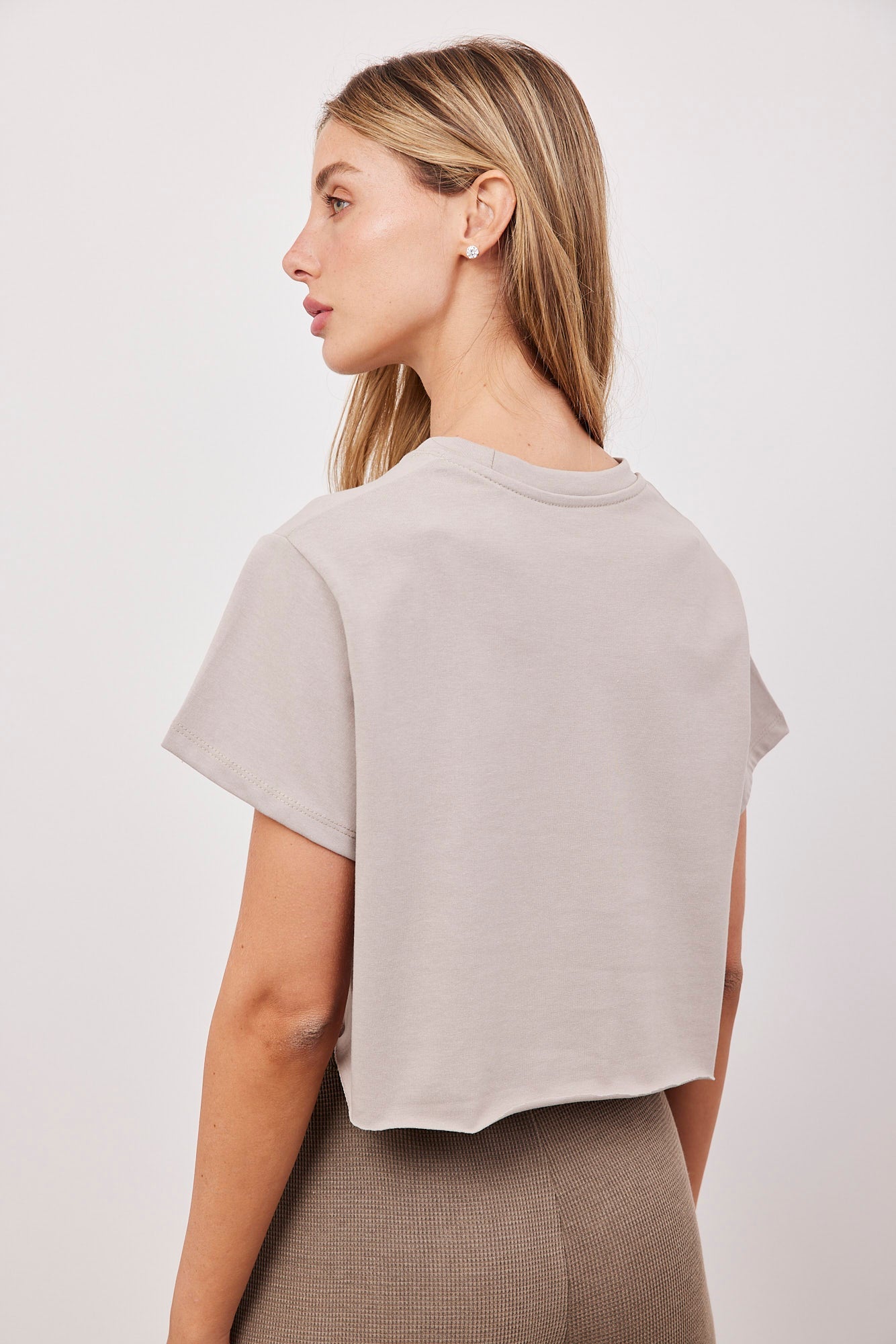 חולצת קרופ קצרה בסיומת פרומה - ITAY BRANDS