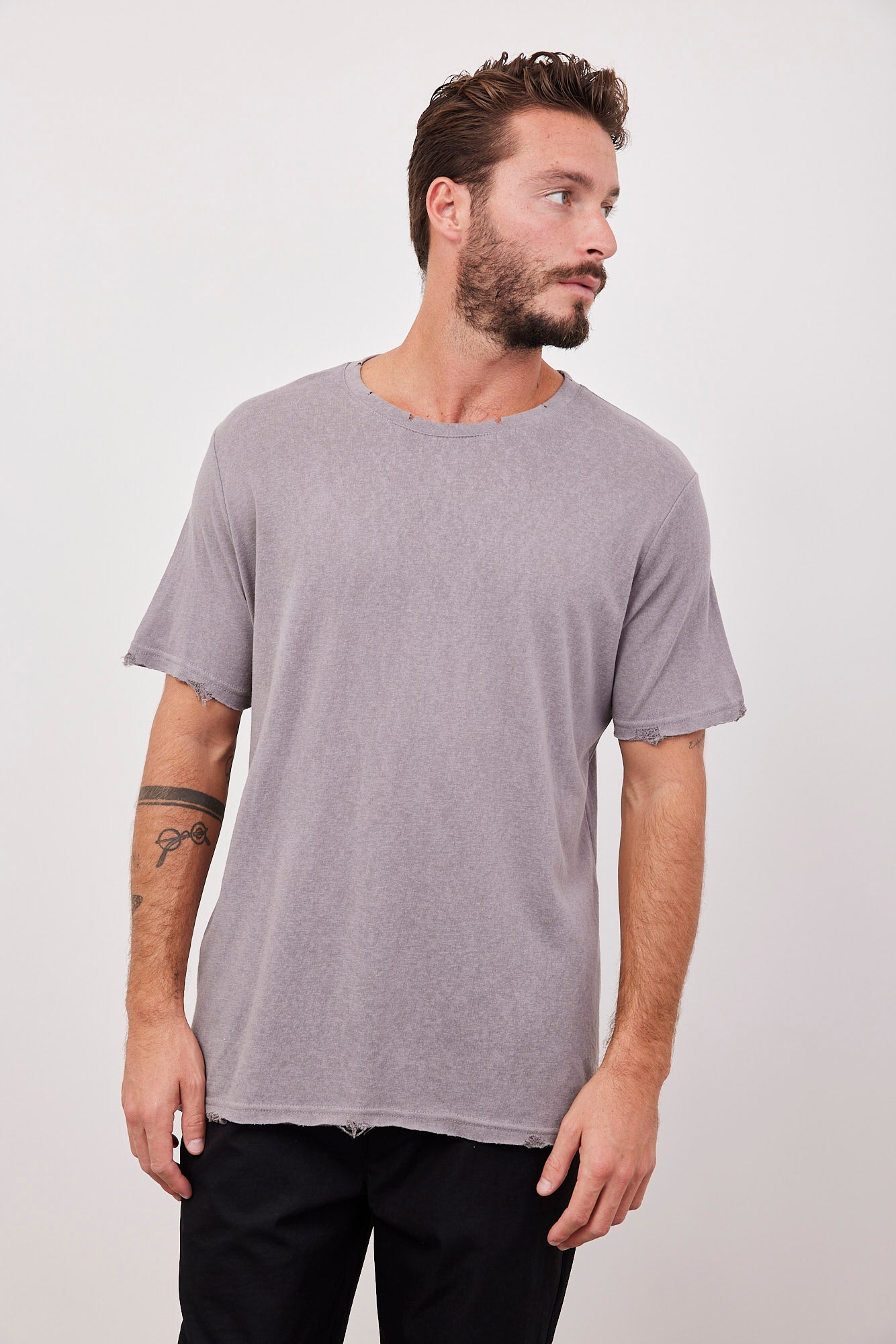 חולצה קצרה בגימור קרעים - ITAY BRANDS