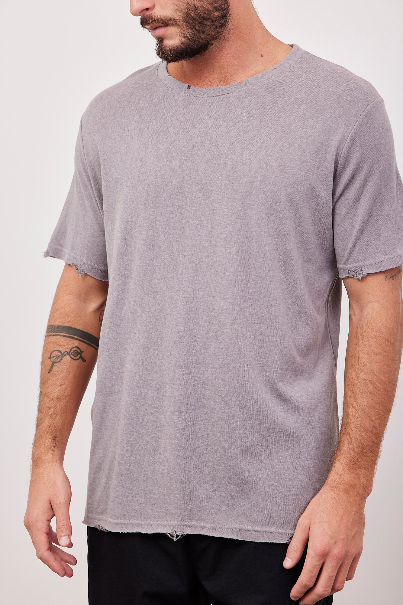 חולצה קצרה בגימור קרעים - ITAY BRANDS