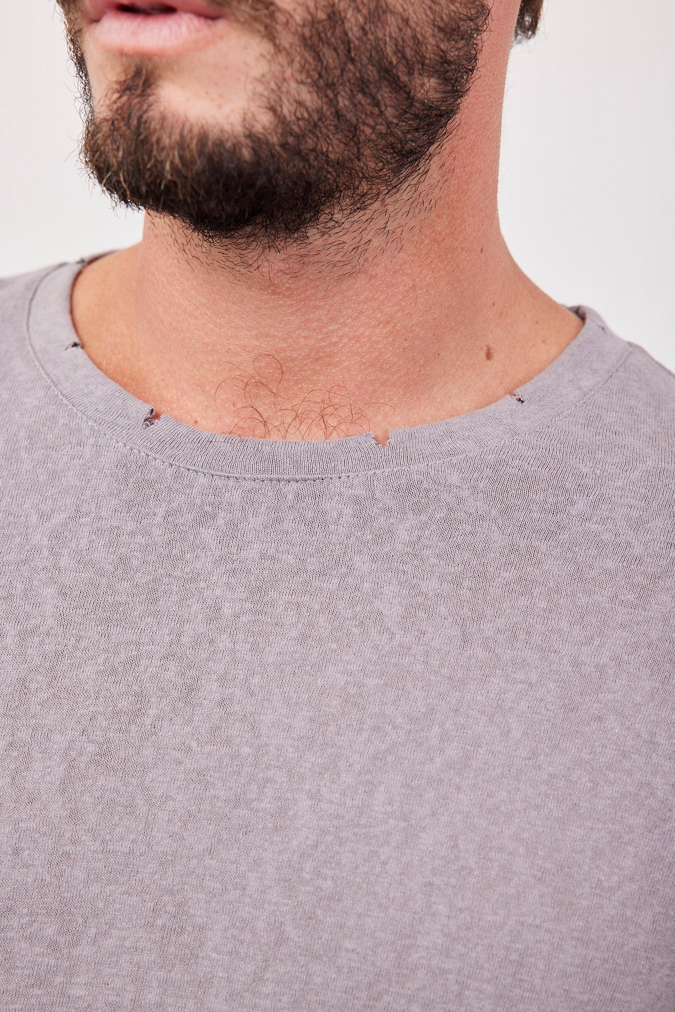 חולצה קצרה בגימור קרעים - ITAY BRANDS