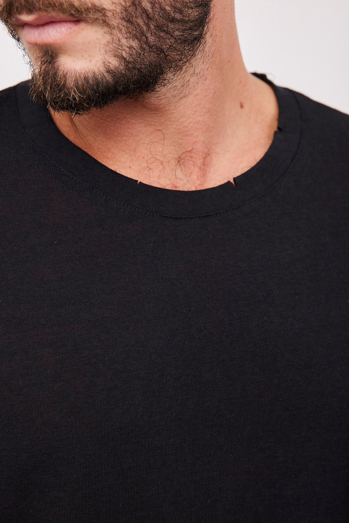 חולצה קצרה בגימור קרעים - ITAY BRANDS