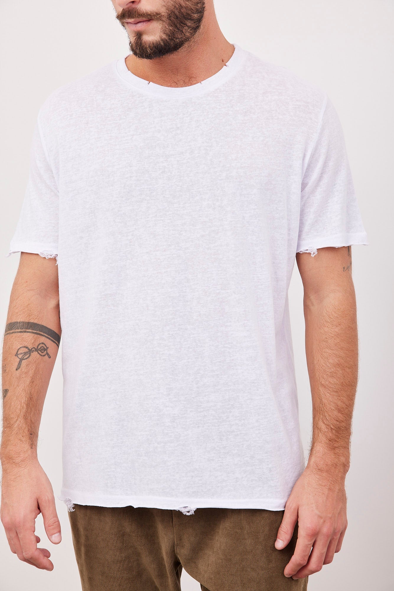 חולצה קצרה בגימור קרעים - ITAY BRANDS