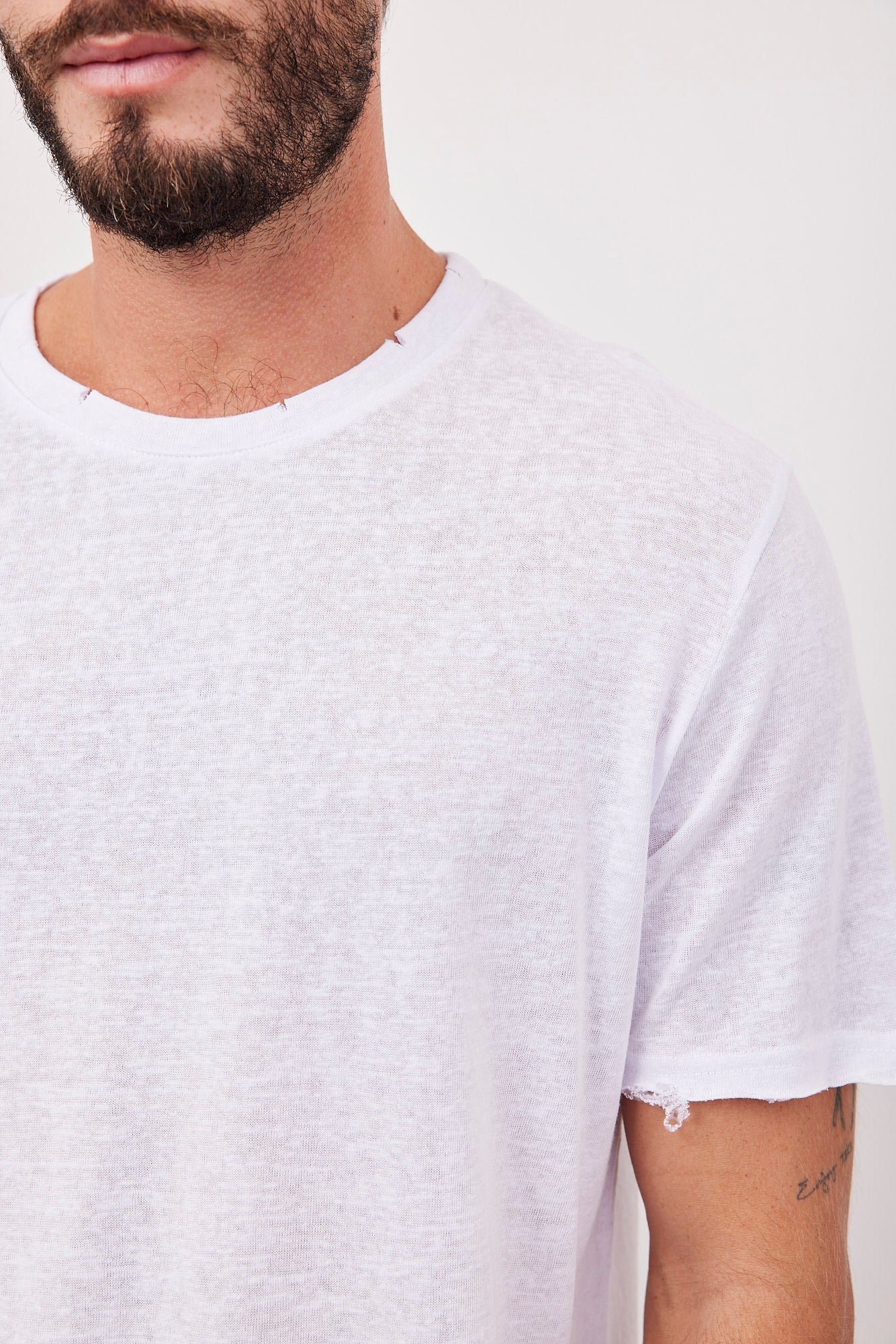 חולצה קצרה בגימור קרעים - ITAY BRANDS