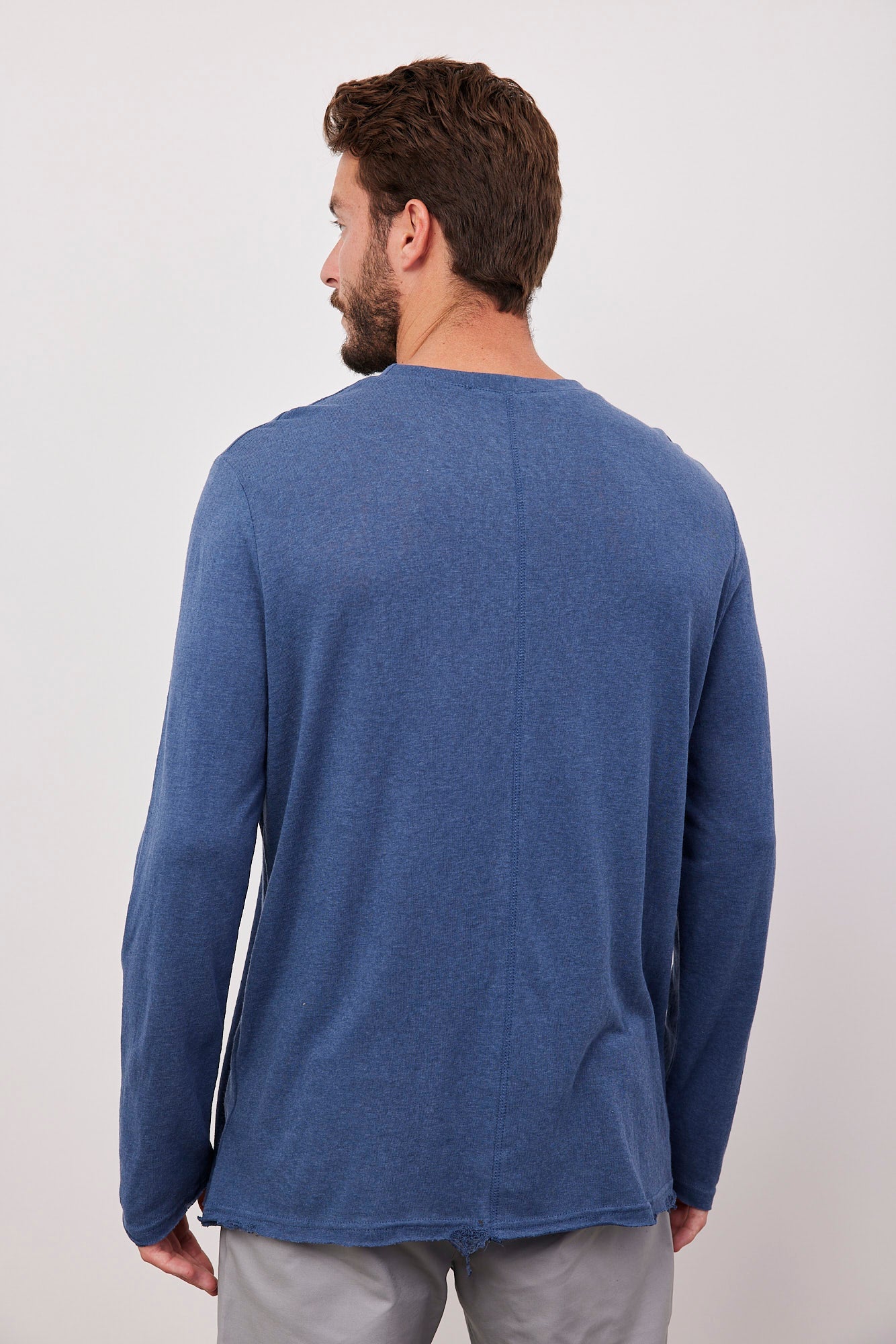 חולצה ארוכה בגימור קרעים - ITAY BRANDS