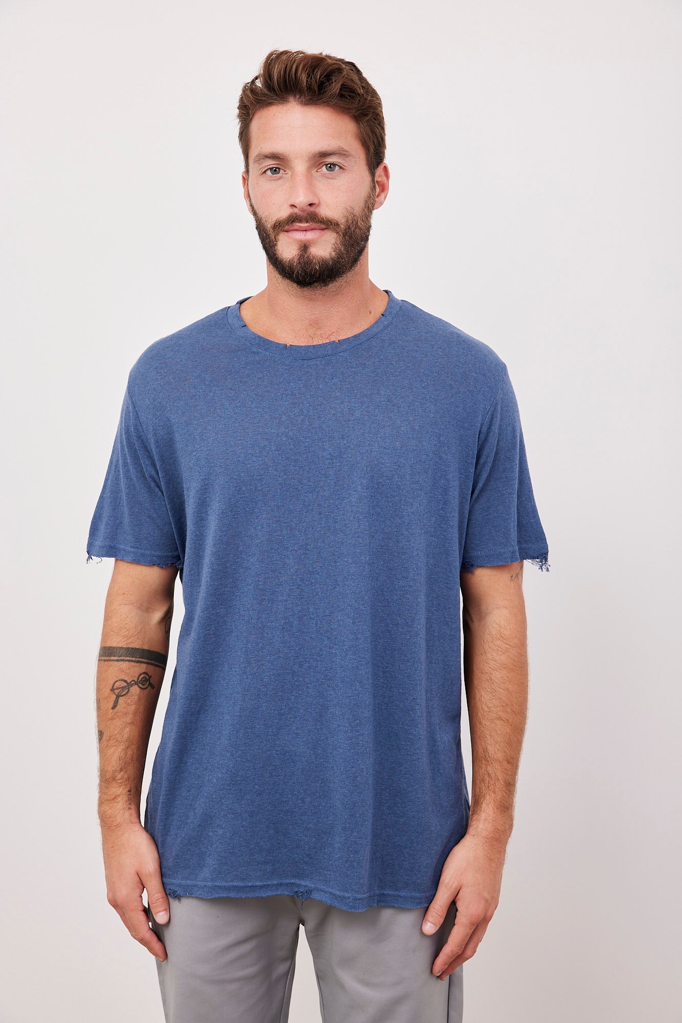 חולצה קצרה בגימור קרעים - ITAY BRANDS